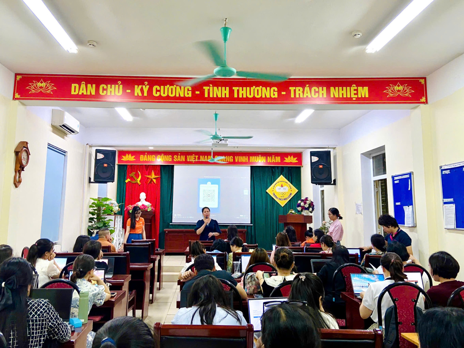 TẬP HUẤN KỸ NĂNG SỬ DỤNG CÔNG NGHỆ AI