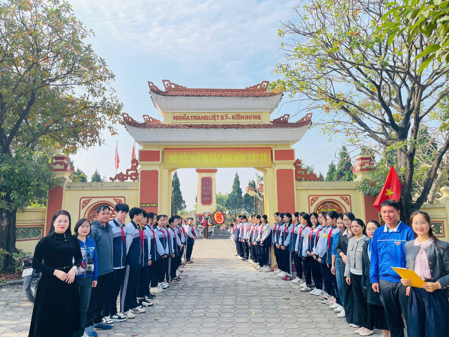 THẦY VÀ TRÒ TRƯỜNG THCS MẬU LƯƠNG THÀNH KÍNH DÂNG HƯƠNG TRI ÂN CÁC ANH HÙNG LIỆT SĨ PHƯỜNG KIẾN HƯNG