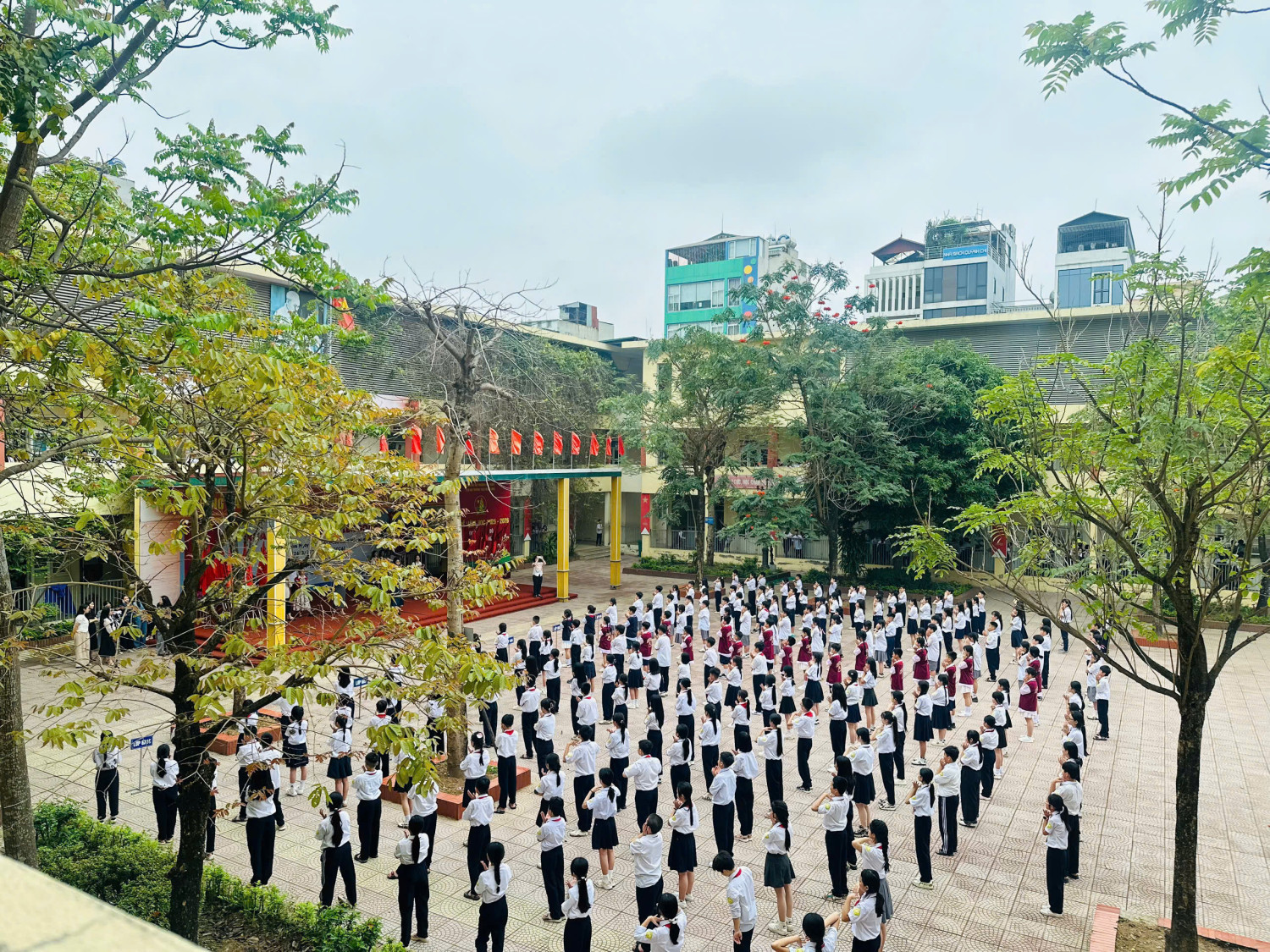 SÔI ĐỘNG HỘI THI NHẢY FLASHMOB